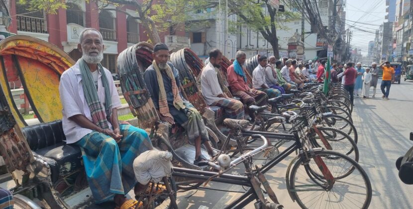 বরিশাল নগরীর ৮ সড়কে ব্যাটারীরিক্সা বন্ধের দাবিতে বিক্ষোভ সমাবেশ