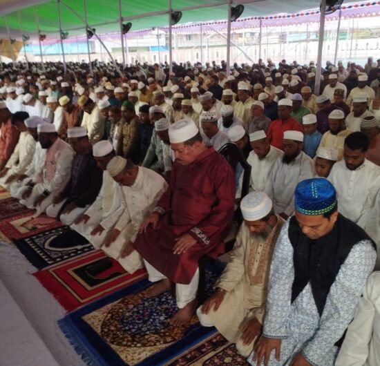 বরিশালে ধর্মীয় উৎসব ঈদুল ফিতরের জামাত অনুষ্ঠিত