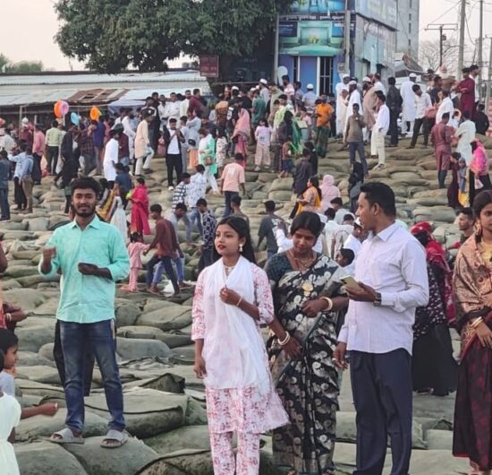কুয়াকাটায় ঈদের চতুর্থ দিনেও পর্যটকদের ঢল