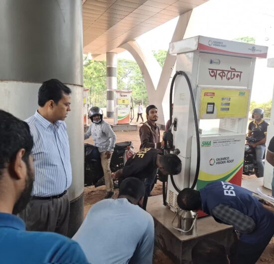 বরিশালে তেলের পাম্পে জেলা প্রশাসকের অভিযান