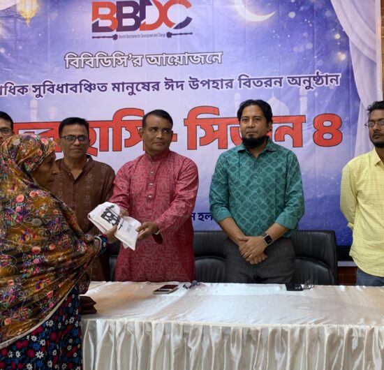 বরিশালে সুবিধাবঞ্চিতদের মাঝে ঈদ উপহার বিতরণ