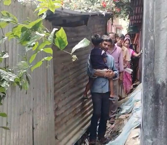 কলাপাড়ায় চলাচলে সড়ক আটকে বসতঘর নির্মানে ১৭ বছরের ভোগান্তি
