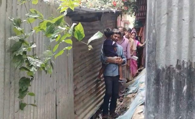 কলাপাড়ায় চলাচলে সড়ক আটকে বসতঘর নির্মানে ১৭ বছরের ভোগান্তি