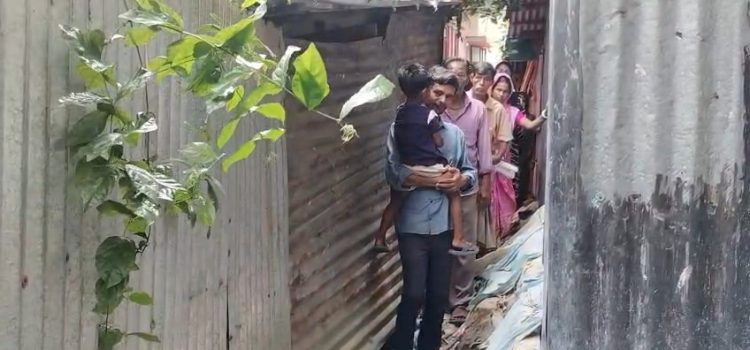 কলাপাড়ায় চলাচলে সড়ক আটকে বসতঘর নির্মানে ১৭ বছরের ভোগান্তি