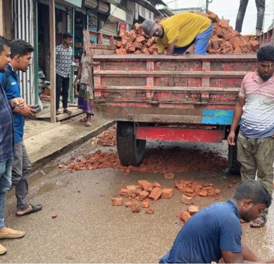 কলাপাড়ার পৌর রাস্তা নিজ দ্বায়িত্বে সংস্কার করে প্রশংসিত রিমন সিকদার