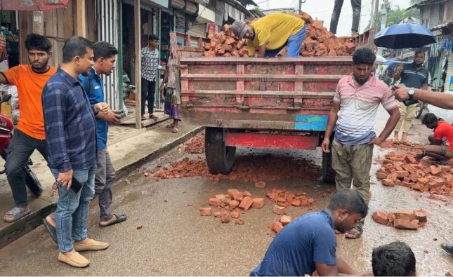 কলাপাড়ার পৌর রাস্তা নিজ দ্বায়িত্বে সংস্কার করে প্রশংসিত রিমন সিকদার