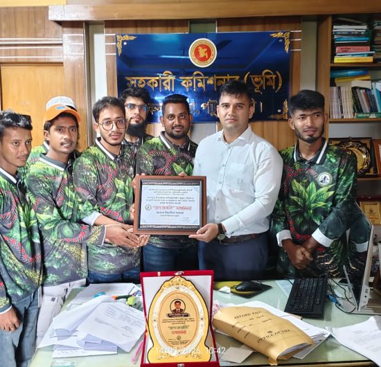 কলাপাড়ায় প্রান সংহতি সম্মাননা পেলেন সহকারী কমিশনার (ভূমি)