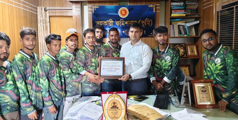 কলাপাড়ায় প্রান সংহতি সম্মাননা পেলেন সহকারী কমিশনার (ভূমি)