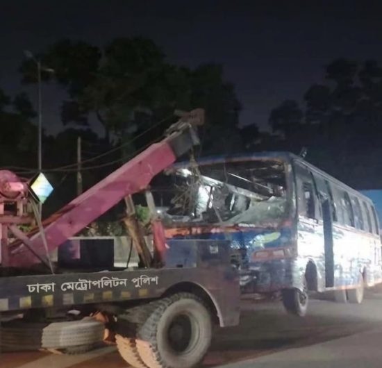 কুর্মিটোলা হাসপাতালে ঢুকে গেল বাস, পথচারী নিহত