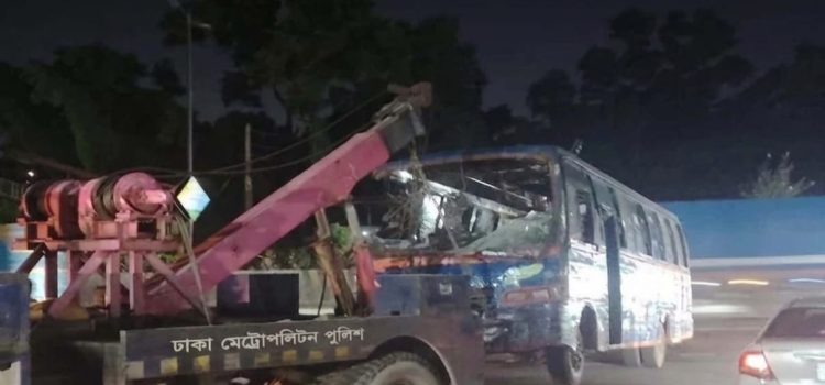 কুর্মিটোলা হাসপাতালে ঢুকে গেল বাস, পথচারী নিহত