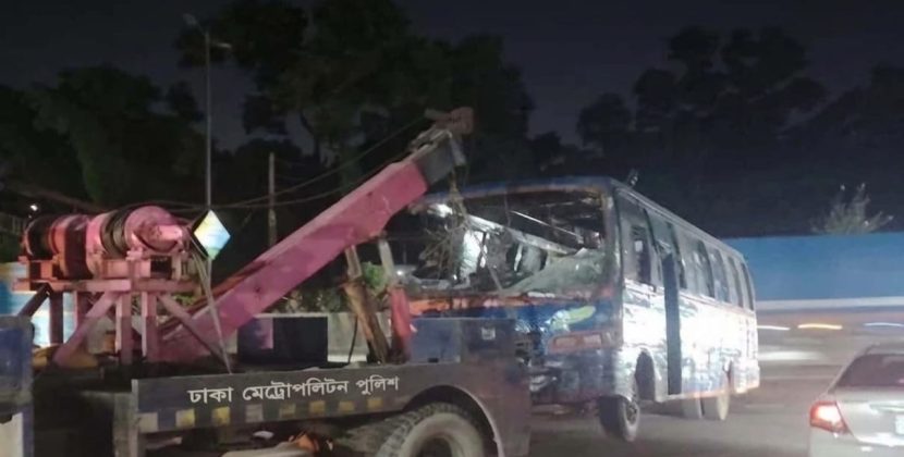 কুর্মিটোলা হাসপাতালে ঢুকে গেল বাস, পথচারী নিহত