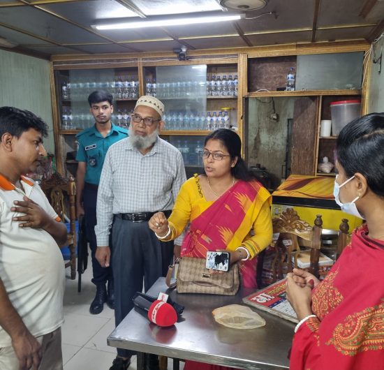 বরিশালে মিষ্টির দোকানে জরিমানা