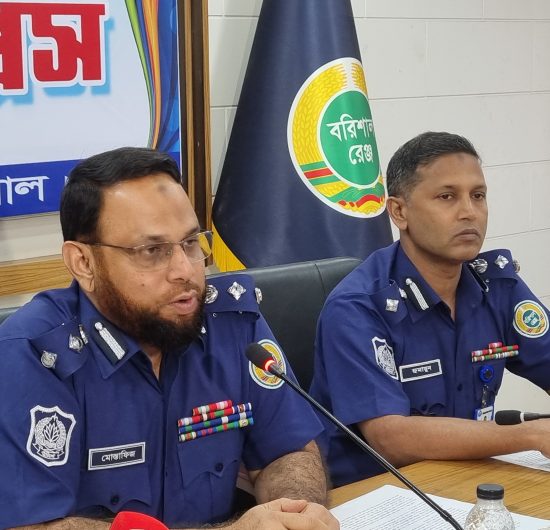 মিথ্যা গুজবে আগৈলঝাড়া থানা আক্রমনে জড়িতদের গ্রেফতার