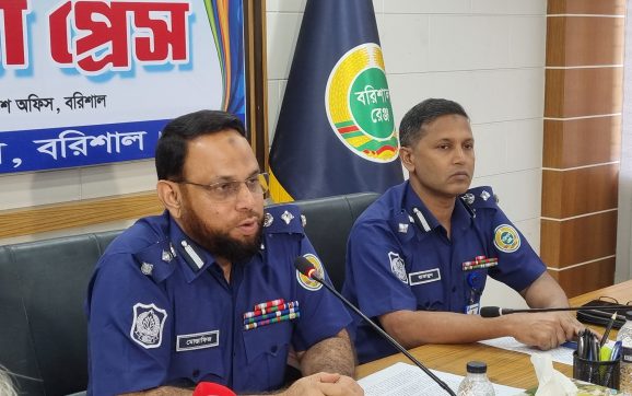 মিথ্যা গুজবে আগৈলঝাড়া থানা আক্রমনে জড়িতদের গ্রেফতার