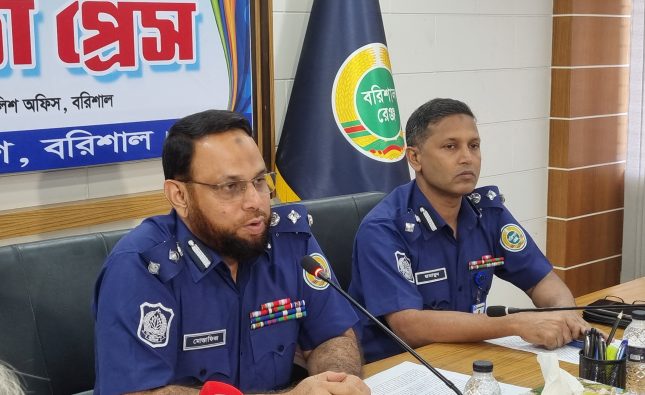 মিথ্যা গুজবে আগৈলঝাড়া থানা আক্রমনে জড়িতদের গ্রেফতার