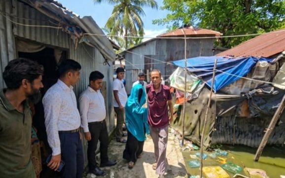 কলাপাড়ায় দীর্ঘ ১৫ বছর পর আলোর মুখ দেখলেন ঘরবন্দী সালেহা
