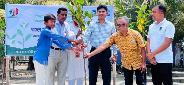 কলাপাড়ায় ৪শত শিক্ষার্থী পেল ফলদ গাছের চারা