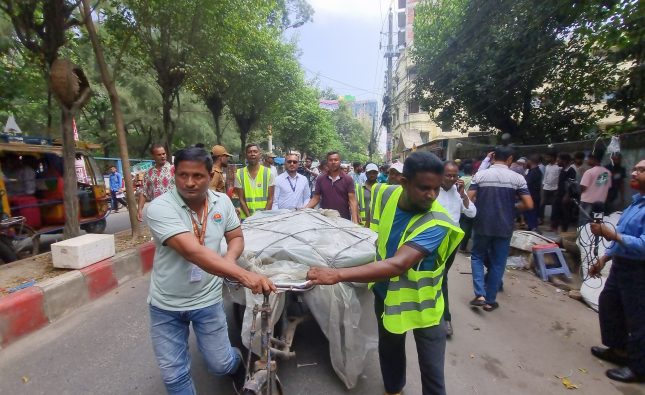 বরিশালে ফুটপাত দখলমুক্ত করতে উচ্ছেদ অভিযান