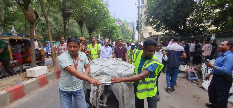 বরিশালে ফুটপাত দখলমুক্ত করতে উচ্ছেদ অভিযান