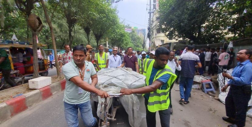 বরিশালে ফুটপাত দখলমুক্ত করতে উচ্ছেদ অভিযান