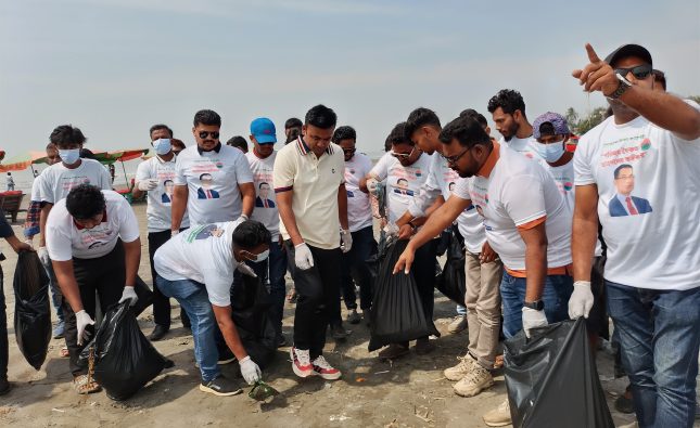কুয়াকাটা সৈকতে কেন্দ্রীয় ছাত্রদলের পরিষ্কার-পরিছন্নতা কার্যক্রম