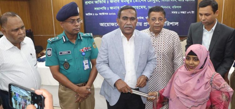 দৃষ্টিপ্রতিবন্ধীদের সাদাছড়ি বিতরণ করলেন স্বরাষ্ট্র মন্ত্রণালয়ের সিনিয়র সচিব