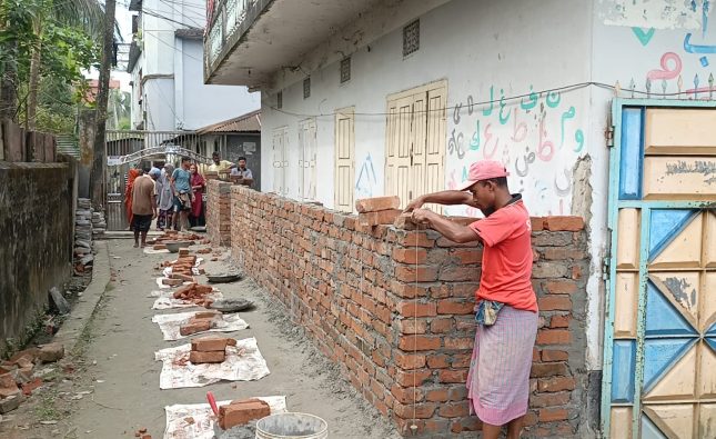 চলাচলের রাস্তা নিয়ে বিরোধ: অনুমোদিত প্ল্যান ছাড়াই দেয়াল নির্মাণের অভিযোগ