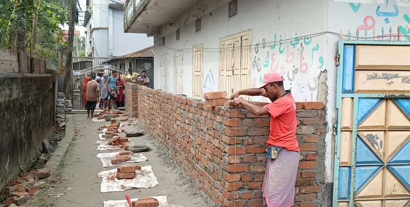 চলাচলের রাস্তা নিয়ে বিরোধ: অনুমোদিত প্ল্যান ছাড়াই দেয়াল নির্মাণের অভিযোগ
