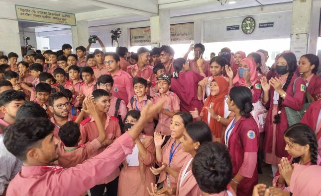 প্রাথমিক শাখায় ভর্তি বন্ধের দাবি, বিক্ষোভে বরিশাল সরকারি মডেল স্কুলের শিক্ষার্থীরা