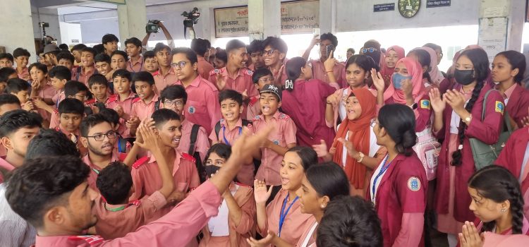 প্রাথমিক শাখায় ভর্তি বন্ধের দাবি, বিক্ষোভে বরিশাল সরকারি মডেল স্কুলের শিক্ষার্থীরা