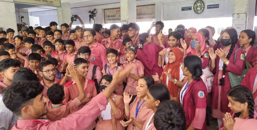 প্রাথমিক শাখায় ভর্তি বন্ধের দাবি, বিক্ষোভে বরিশাল সরকারি মডেল স্কুলের শিক্ষার্থীরা