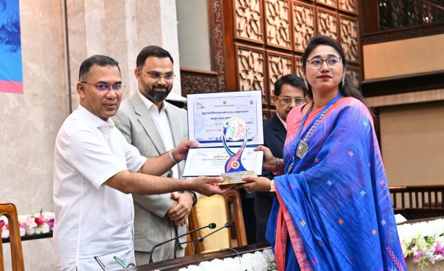 ন্যাশনাল ইয়ুথ ভলান্টিয়ার এ্যাওয়ার্ড পেয়েছেন বরিশালের মোহনা